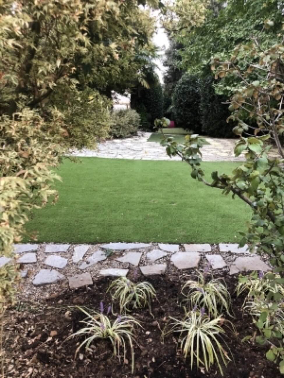 Giardino Con Piantumazione Perimetrale Arbusti E Cespugli 