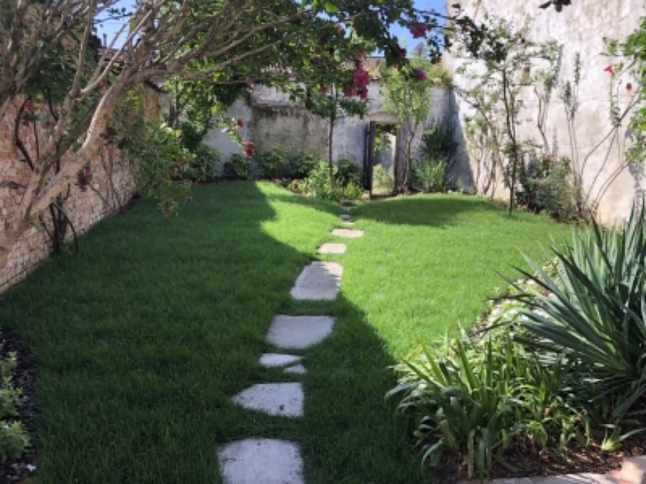 Giardino Anni 80 Con Percorso Centrale Tra Rose Rampicanti Sui Muri E Successivo Ingresso In Orto 