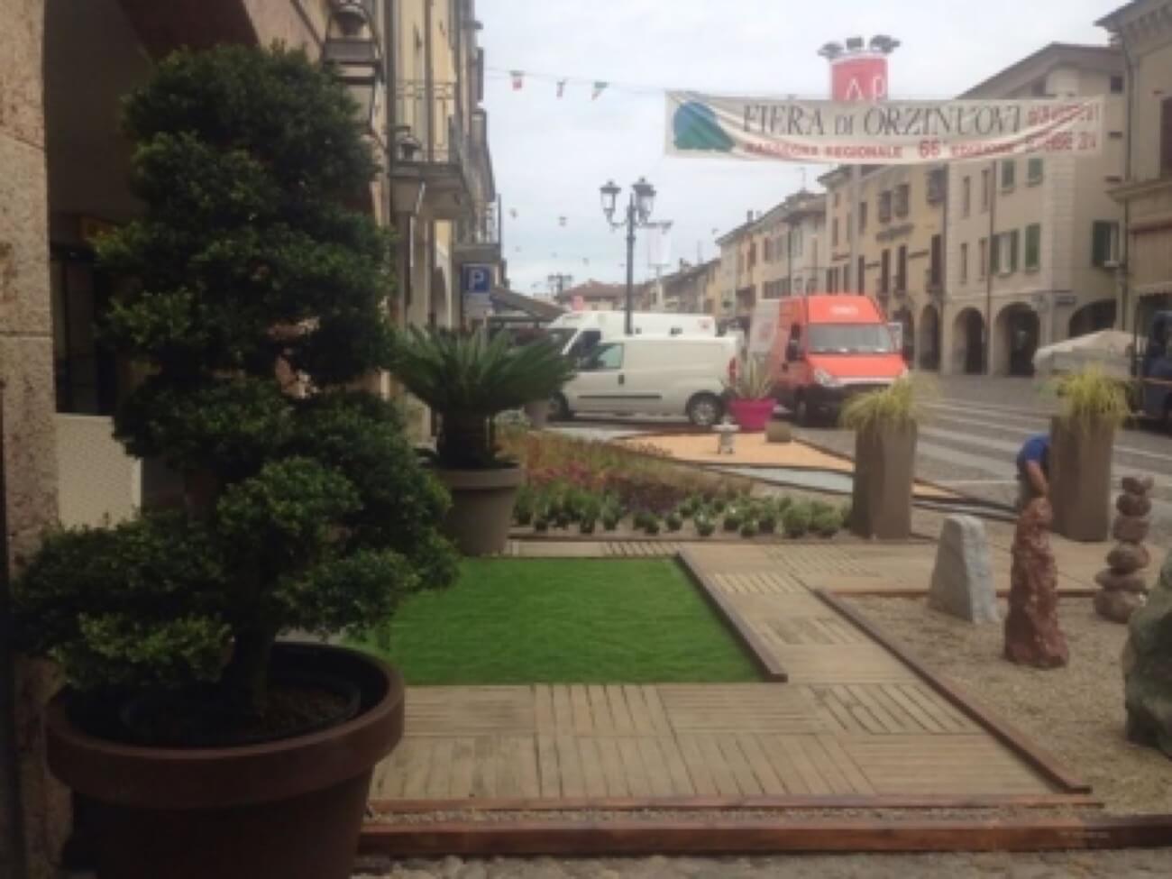 Giardino Espositivo Con Erba Sintetica 