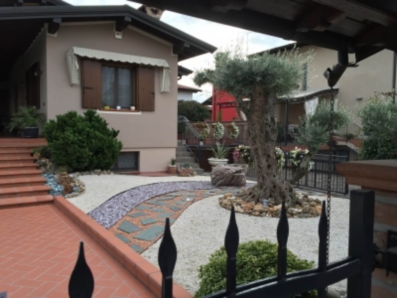 Giardino A Bassa Manutenzione Con Ghiaie Colorate 