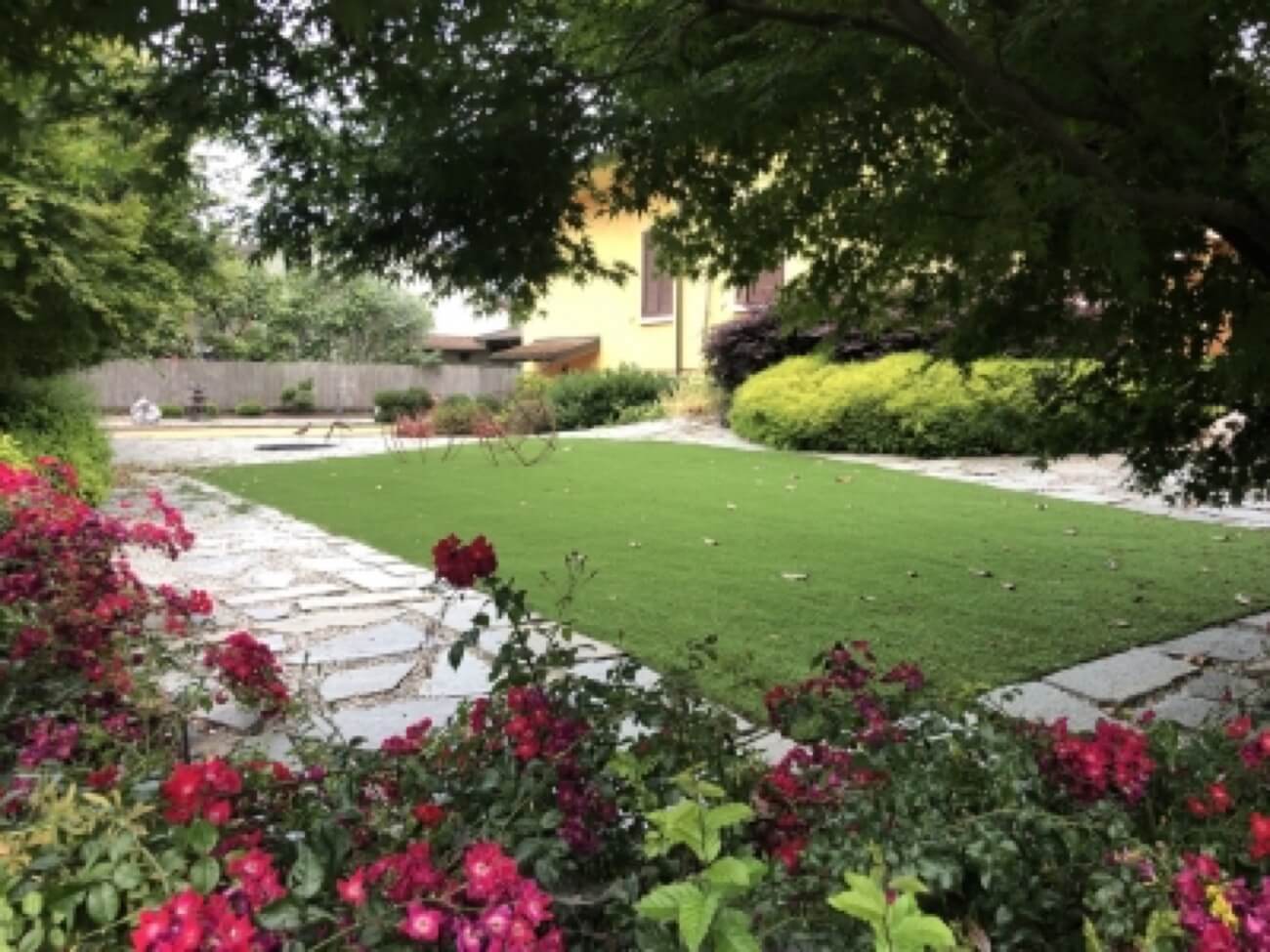 Giardino Con Tappeto Sintetico E Laghetto Di Ninfee 