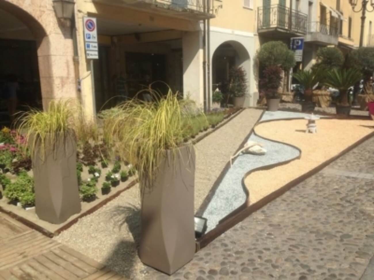 Giardino Moderno Con Sassi , Vasi E Piantine Di Perenni Tappezzanti 