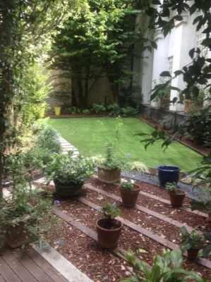 Giardino Segreto Con Vasi E Aromatiche 