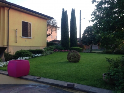 Giardino Con Cipressi E Vasi Colorati 